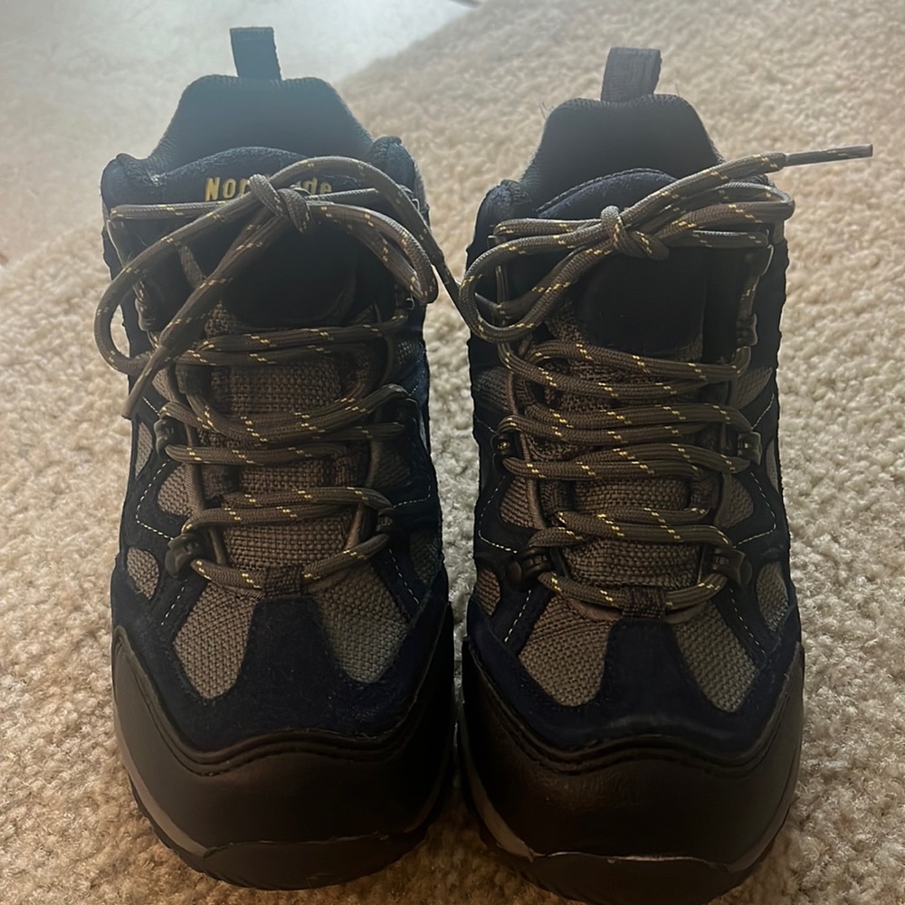 Boys hiking boots size 4